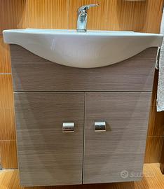 Mobile da bagno completo di lavabo e rubinetto
