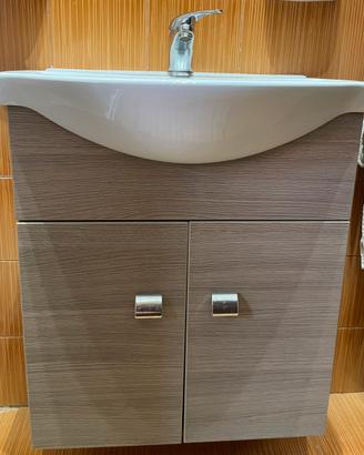 Mobile da bagno completo di lavabo e rubinetto