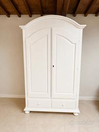 Armadio in legno laccato bianco stile provenzale