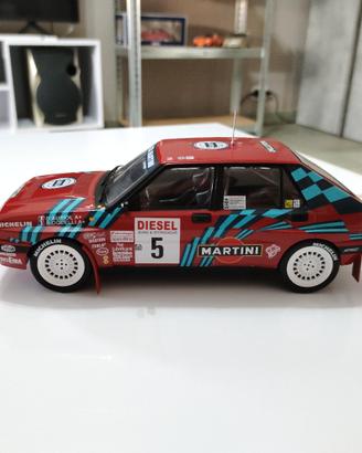 modellino 1 18 lancia delta triple9 