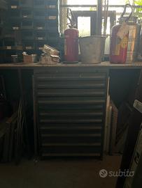 Attrezzature e materiali edili di vario tipo