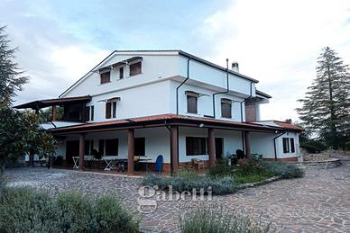 Villa di pregio immersa nel verde