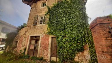 Casa indipendente di 260 m² con più di 5 locali a 