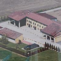 Casale con terreno di 15.000 metri quadrati