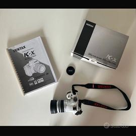 Pentax K-x  bianca con obiettivo dal 18-55