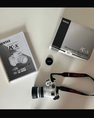 Pentax K-x  bianca con obiettivo dal 18-55