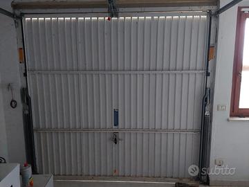 PORTA BASCULANTE ELETTRICA PER GARAGE  E BOX