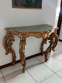 Elegante consolle in stile barocco dorata