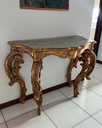 Elegante consolle in stile barocco dorata