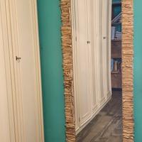 Specchio grande con legnetti di mare.