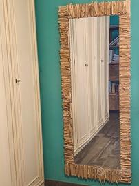 Specchio grande con legnetti di mare.