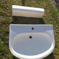 Lavabo con colonna di colore bianco.