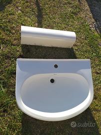 Lavabo con colonna di colore bianco.