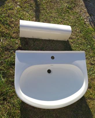 Lavabo con colonna di colore bianco.