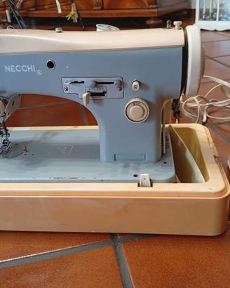 Macchina da cucire Necchi