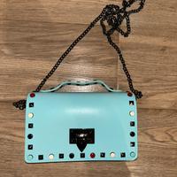 Borsa azzura con borchie piumelli