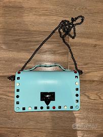 Borsa azzura con borchie piumelli