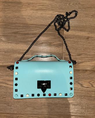 Borsa azzura con borchie piumelli