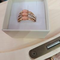 anello placcato oro con brillantini e tre perle ro