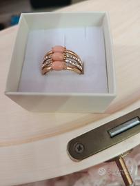 anello placcato oro con brillantini e tre perle ro