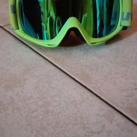 Casco con occhiali da sci