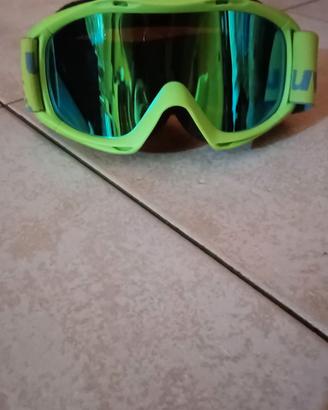Casco con occhiali da sci