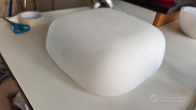 Plafoniera in vetro bianco satinato.