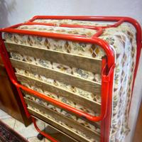 2 letti chiudibili e 1 materasso