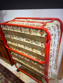 2 letti chiudibili e 1 materasso