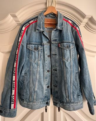 Giubbotto Levi’s in jeansi
