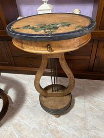 Tavolino con decorazione
