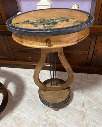 Tavolino con decorazione