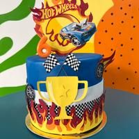 Torta finta a tema Hot Wheels – fatta a mano