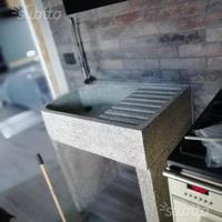 Lavandino in cemento e marmo