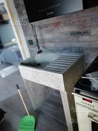 Lavandino in cemento e marmo