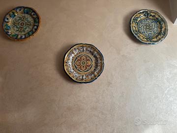 Piatti ceramica decorati e lampada soffitto