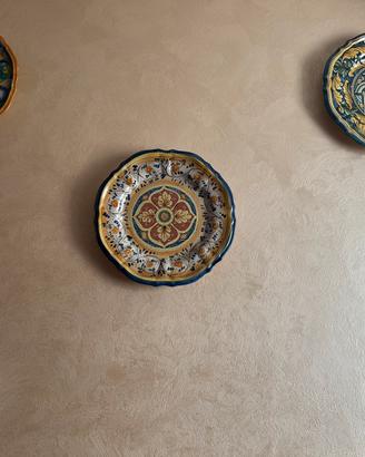Piatti ceramica decorati e lampada soffitto