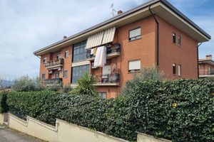 Via Aldo Moro, in piccolo condominio servitissimo