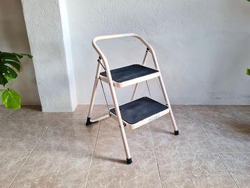 Scaletto pieghevole con 2 gradini salvaspazio