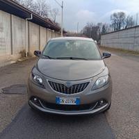 Lancia Ypsilon Hybrid Gold Plus leggi descrizione