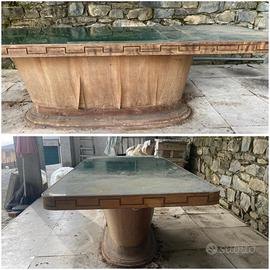 Grande tavolo in legno con piano in vetro