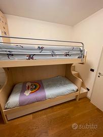 Letto a castello con scaletta contenitiva