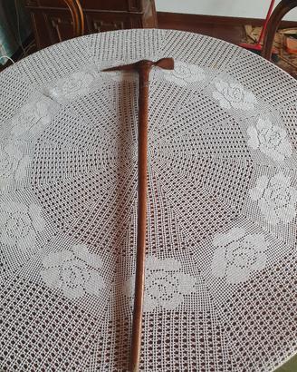 bastone in legno intarsiato