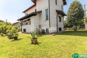VILLA SINGOLA LIBERA SU QUATTRO LATI CON TAVERNA ,