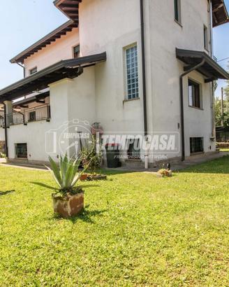 VILLA SINGOLA LIBERA SU QUATTRO LATI CON TAVERNA ,