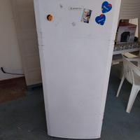 Congelatore a colonna con cassetti Ariston