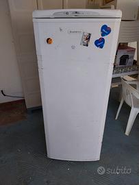 Congelatore a colonna con cassetti Ariston