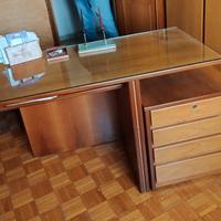scrivania con cassettiera