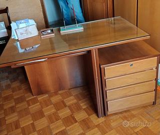 scrivania con cassettiera