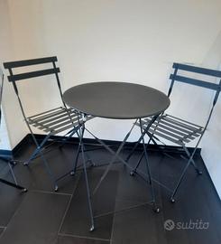 Tavoli e sedie in ferro